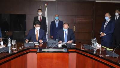 وزير النقل يشهد توقيع عقد تنفيذ مشروع تحديث نظم الإشارات والاتصالات على خط نجع حمادي / الأقصر بطول 118 كم