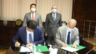 "شاكر" ورئيس "هواوي" يشهدان توقيع اتفاق لتأسيس أول أكاديمية لتكنولوجيا المعلومات والاتصالات