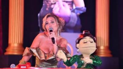 نيكول سابا تتالق بفستان ذهبي انيق مع ابلة فاهيتا