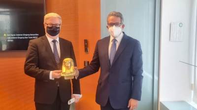 وزير السياحة والآثار يلتقى المستشار الاقتصادي لـ"ميركل"