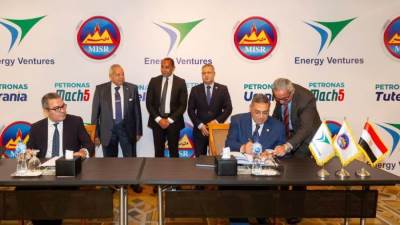"EV" للخدمات البترولية ومصر للبترول يوقعان عقدًا لخلط وتعبئة الزيوت
