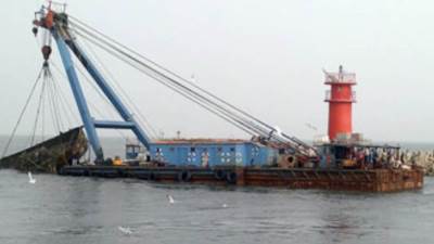 عاجل:غرق سفينة تحمل 300 شخص في اليمن