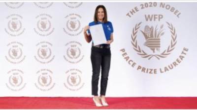 هند صبرى تتسلم شارة وشهادة نوبل من برنامج الأغذية العالمى