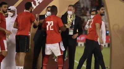 الخطيب يجتمع بلاعبي الأهلي قبل مباراة الترجي