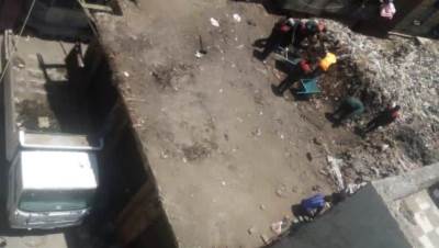 عاجل : محافظة الجيزة ترفع 80 طن مخلفات من أعلى سطح عقار بالكيت كات