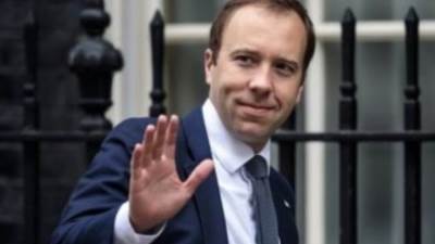 وزير الصحة البريطانى يعتذر عن خرقه قواعد التباعد ضد كورونا