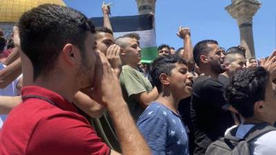 عاجل :هتافات وتظاهر من القدس المحتلة بعد اغتيال الناشط نزار بنات