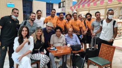 محمد منير فى زيارة لاسوان ويلتقى ضيوف مهرجان أسوان بالمطار