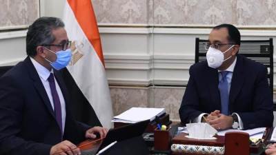 رئيس الوزراء يتابع مع وزير السياحة والآثار عددا من ملفات عمل الوزارة