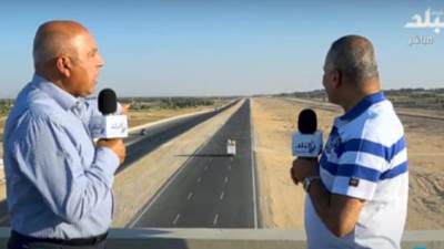 إحراج على الهواء.. سيارة تسير عكس الاتجاه أمام وزير النقل