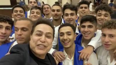 حكيم يحتفل بتخرج ابنه وزملائة من ليسيه فرانسية