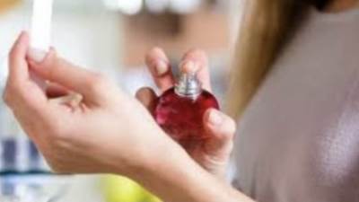 عاجل :الافتاء: يجوز للمرأة وضع العطر خارج المنزل ما لم تقصد استمالة الرجال