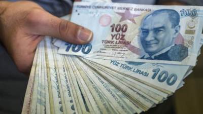 الليرة التركية تغرف في خسائرها وتتجه نحو مستوي الخطر