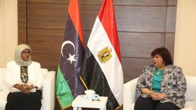 وزيرة الثقاقة المصرية تلتقي نظيرتها الليببة فى معرض الكتاب