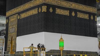  رفع كسوة الكعبة استعدادا لموسم الحج