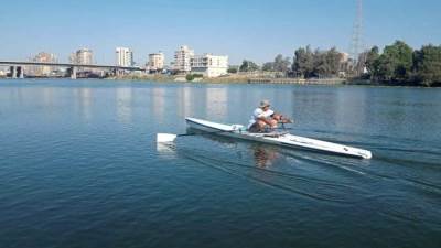 "حاتم قنديل" ينطلق فى رحلة تجديف بمجرى النيل من أسوان وصولا لرأس البر بدمياط