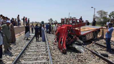 تصادم قطار بسيارة نصف نقل في قنا