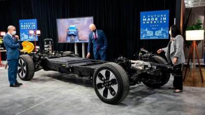 تفاصيل خطة الرئيس بايدن لزيادة مبيعات السيارات الكهربائية