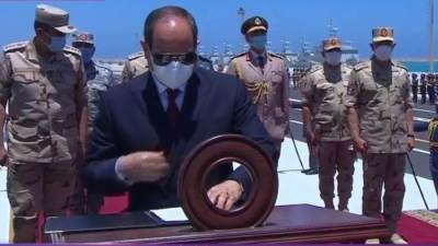 السيسي يوقع على وثيقة قاعدة 3 يوليو "أكبر قواعد مصر البحرية"