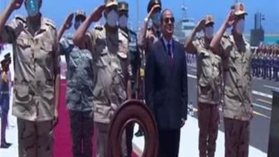 قائد القوات البحرية يقدم هدية للرئيس السيسي