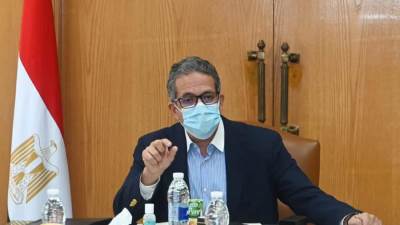 وزير الأثار يناقش مستجدات الأعمال لتطوير خدمات الزائرين بالمواقع الأثرية
