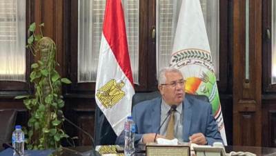 وزير الزراعة يبحث مع قيادات الوزارة آليات تطوير الخدمات المقدمة للفلاح.