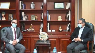 وزير السياحة يستقبل سفير سويسرا لمناقشة سبل تعزيز التعاون السياحي والأثري.