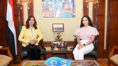 وزيرة الهجرة تلتقي "مريم طاحون" أصغر مغنية أوبرا مصرية في النمسا 