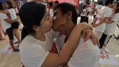 اطول قبله فالعالم لمده 58 ساعة واصحابها يدخلون موسوعة جينيس