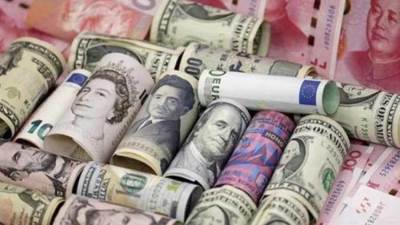 ارتفاع طفيف في سعر الدولار اليوم.. وانخفاض في اليورو والاسترليني