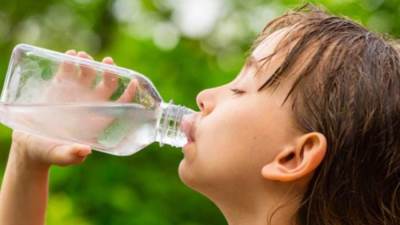 مشروبات واطعمة صحية لعلاج الجفاف في الصيف