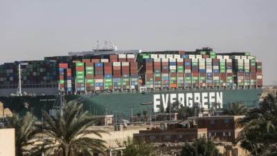 عاجل.. "إيفر غيفن" تغادر قناة السويس بعد توقيع اتفاق تسوية مع مصر