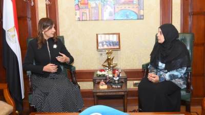 وزيرة الهجرة تستقبل والدة الشاب "خالد عوض" المتهم في قضية تعدي بالولايات المتحدة