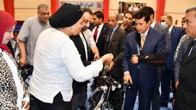 وزير الرياضة يُسلم 265 دراجة كهربائية للشباب ضمن مبادرة "دراجتك صحتك"