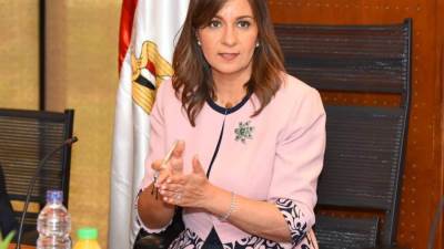 وزيرة الهجرة تتلقى تقريرًا عن أفكار المرشحين بالمرحلة الثانية من اختيار سفير مركز "الهجرة" 