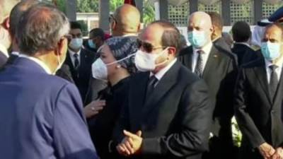 الرئيس السيسي وقرينته يقدمان واجب العزاء لأسرة جيهان السادات  