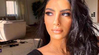 "هدى المفتي" ضحية الشائعات بسبب ظهورها مع عمرو دياب في كليب جديد