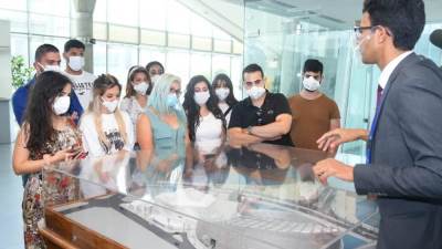 وفد الشباب المصري واليوناني والقبرصي يزور مكتبة الإسكندرية ويتعرف على مقتنياتها