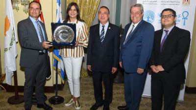 محافظ الإسكندرية يهدي وزيرة الهجرة مفتاح الإسكندرية تقديرًا لجهودها