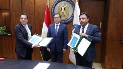 بالفيديو.. المُلا يوقع 4 عقود جديدة للتنقيب عن الذهب في مصر