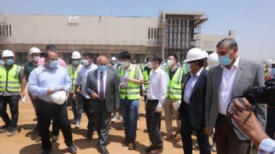 وزير النقل والسفير الصيني بالقاهرة يتفقدان مواقع العمل بمشروع القطار الكهربائي الخفيف (LRT)
