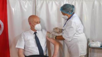 الرئيس التونسى يتلقى الجرعة الأولى من اللقاح المضاد لكورونا