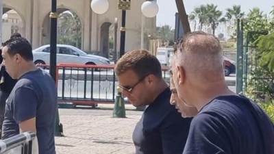 رامي صبري ينهار في جنازه شقيقة كريم 