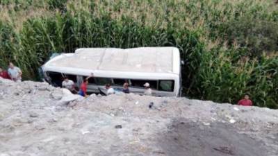 عاجل : إصابة 17 عاملا في انقلاب أتوبيس أعلى الطريق الإقليمي بالمنوفية