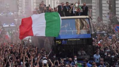 منتخب إيطاليا يحتفل بلقب يورو 2020 مع الجماهير فى شوارع روما