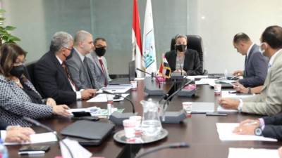 وزيرة البيئة تستعرض الاستراتيجية الوطنية للحد من استخدام الأكياس البلاستيكية أحادية الاستخدام