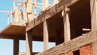 جهاز مدينة الشروق يزيل أعمال بناء مخالفة بقطعة أرض سكنية..ويسترد محلين تجاريين مُتعدّى عليهما