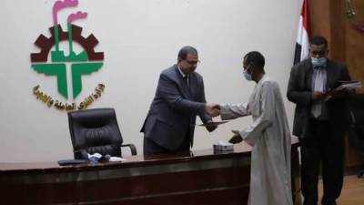 وزير القوى العاملة يوزع 950 وثيقة تأمين على الصيادين في 12 محافظة