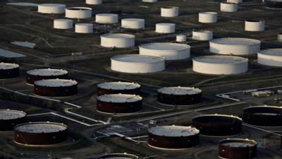 مخزونات النفط الأمريكية تتراجع للأسبوع الثامن على التوالي