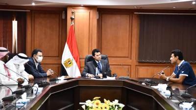 وزير الرياضة يستقبل منتخب السعودية للإسكواش